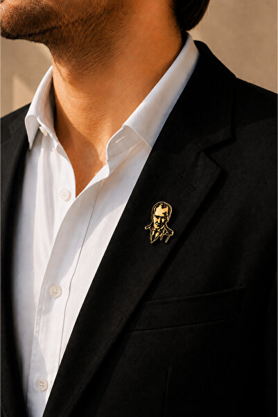 HER ŞEY NOTA www.herseynota.com Atatürk Gold Renk Rozet Unisex Yaka Aksesuarı