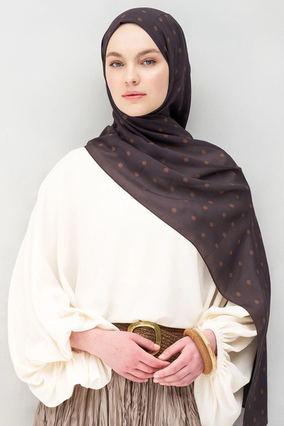Madame Polo نمط البولكا دوت شال حرير إيطالي - قهوة حارة