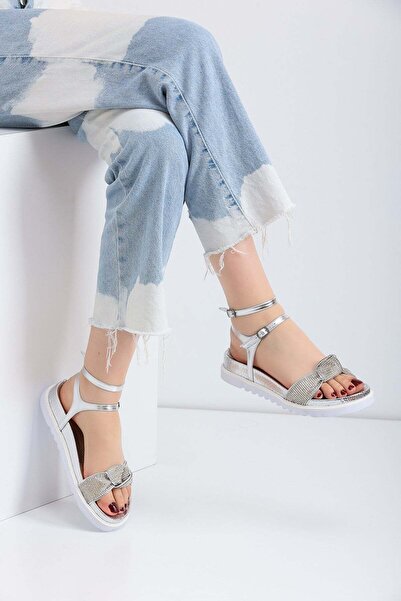 golden heel صندل فضي بحزام للكاحل ونعل مبطن
