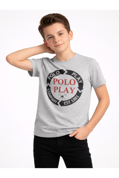 Polo Play By Styli تي شيرت برقبة دائرية وشعار جرافيك للفتيان المراهقين