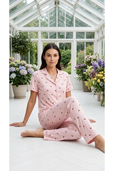 LANA HOMEWEAR KADIN PEMBE KİRAZ BASKILI ÖNDEN DÜĞMELİ BEBE YAKA MİLAN KUMAŞ Y...