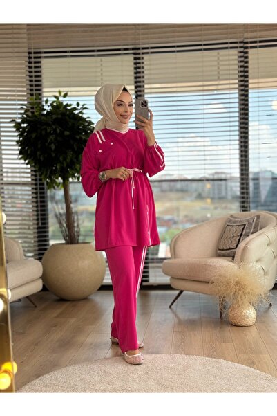 Ayda 6106 بدلة بحزام عند الخصر وتفاصيل شريطية على الكتفين باللون الفوشيا