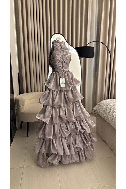Nareen Fashion Luxurious Evening Gown with a Feminine Design That Captivates ...