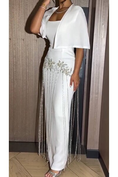 NALA FASHION فستان ابيض طويل ومجسم بقصة منسدلة بأناقة تبرز جمال القوام،