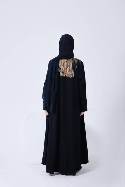 mrvyana عباية فلوريا من مارفيانا بقماش الكريب السيراميك الاصلي وقصة نصف كلوش تطريز - عباية مطرزة مع طرحة مطرزة