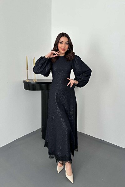 Clothes Fast فستان نسائي طويل باللون الأزرق الداكن مع تنورة من الدانتيل المنق...