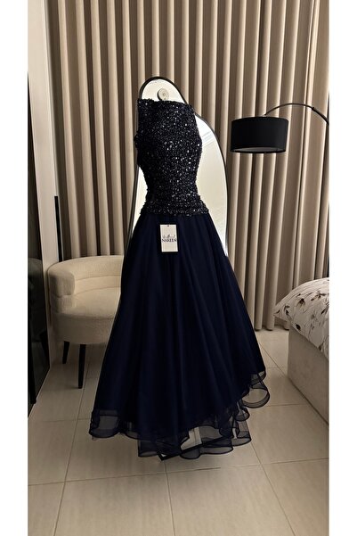 Nareen Fashion فستان سهرة كحلي فاخر بتصميم أنيق، يتميز بصدر مطرز بالكامل بالت...