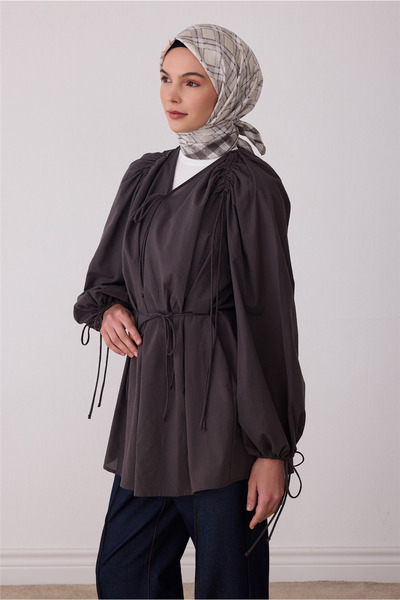Belli وشاح حرير تويل 100% بنمط هندسي إكرو 4421-57