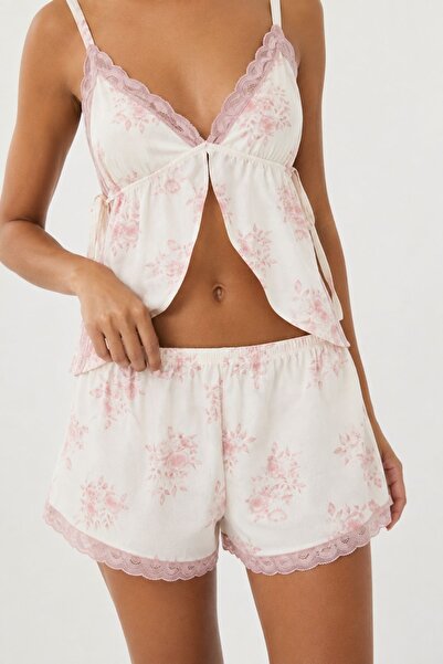 BELLA NOTTE Viskon Dokuma Pembe Çiçek Desenli Dantel Detaylı Şortlu Pijama Seti, Kese ve Saç Bandanası