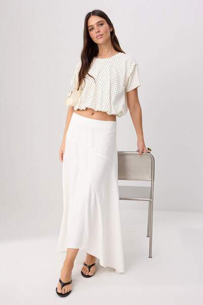 Trendyol Collection تنورة ماكسي طويلة غير متماثلة باللون الأبيض TWOSS26ET00108