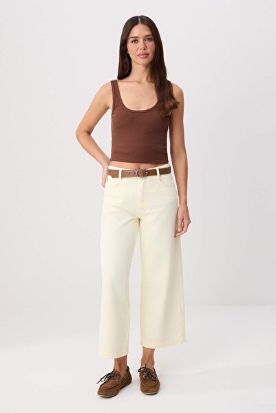 Trendyol Collection بنطلون جينز واسع الساق بخصر مرتفع وحزام أصفر اللون TWOSS2...