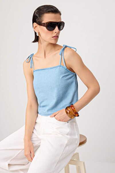 Trendyol Kollektion Hellblaue Denim-Bluse aus 100 % Tencel mit Trägern TWOSS2...
