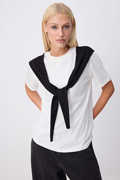 Trendyol Collection تي شيرت محبوك طويل وناعم بياقة دائرية وتفاصيل ربطات كبيرة...