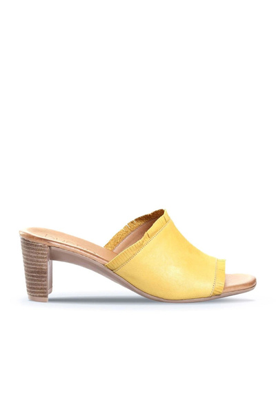 Bueno Shoes شبشب بكعب نسائي من الجلد الأصفر 01wn4002