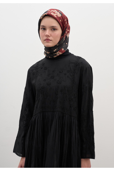 Freshscarfs Κόκκινο μικρό φουλάρι από βαμβάκι και βισκόζη με σχέδιο πλουμέριας