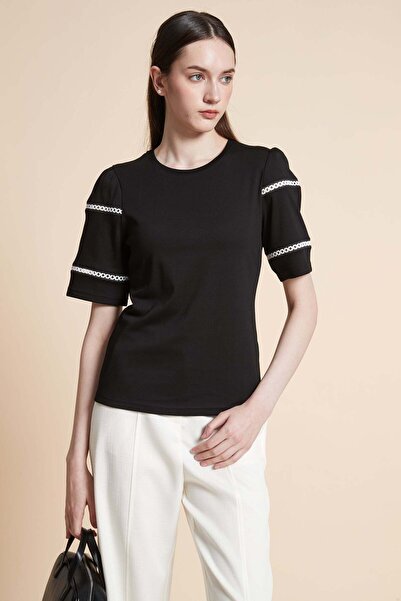Yola Embroidered T-Shirt with Short Sleeves