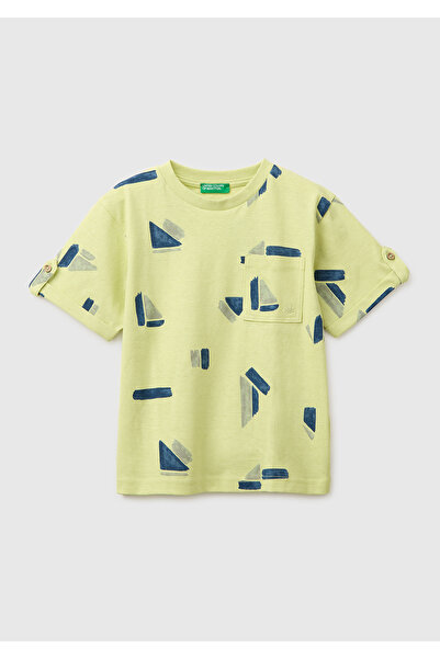 United Colors of Benetton تيشيرت بنمط كامل مع تفاصيل جيب بأزرار وشعار أصفر مط...