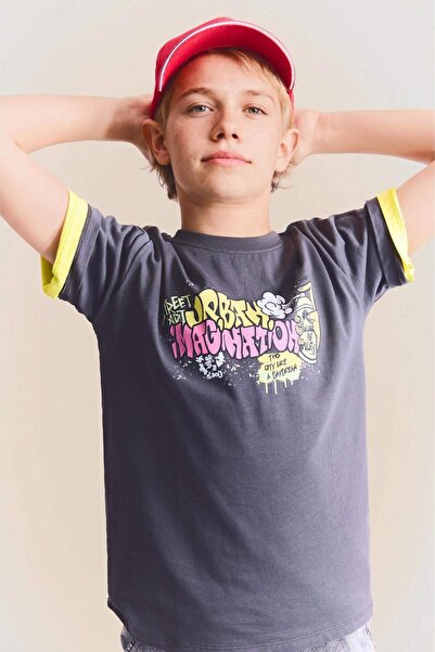 DeFacto Neues bedrucktes Kurzarm-T-Shirt mit normaler Passform und Rundhalsau...