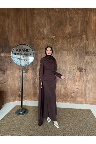 Aranlı tekstil Βραδινό φόρεμα Adriana με κάπα στους ώμους και διακοσμητικές π...