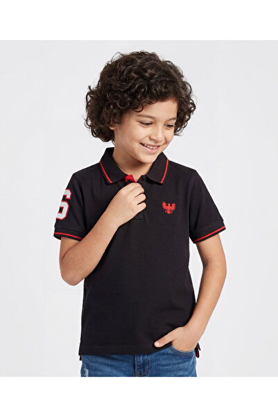 Pine kids قميص بولو قطني محبوك بأكمام نصفية مع تطريز على شكل نسر - أسود