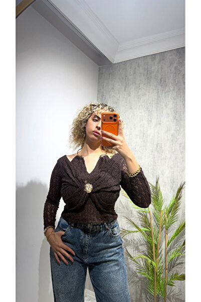 BELİS WEAR Kadın Dantelli Kolye ve Broş Detaylı Uzun Kollu Şık Bluz