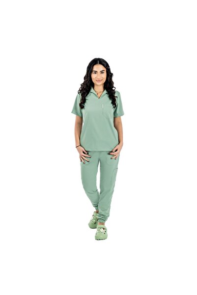 RUNI Costum medical stretch polo olive, cu bluza in V si pantaloni tip jogger...