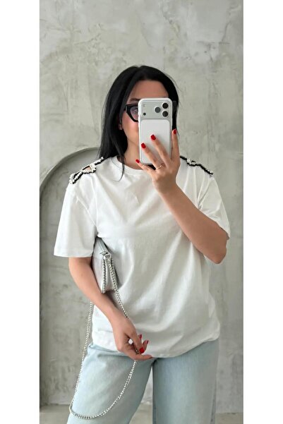BEYAZ OMUZLARI YILDIZ TAŞLI TSHIRT