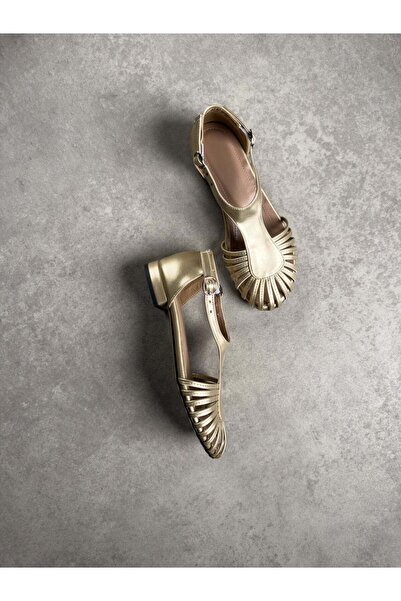 MERVE SARIDEMİR SHOES Gold Renk İnce Bantlı Bilekten Tokalı Sandalet