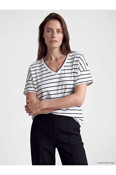 LC Waikiki Rmz Gi̇yi̇m Farkiyla V Dikim Striped Women's T-Shirt