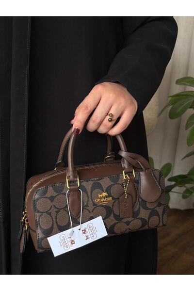 Coach Magazine شنطة كتف نسائية مع ملحقاتها