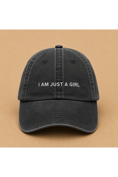WeavedCo قبعة قابلة للغسل مطبوع عليها عبارة "I Am Just A Girl" بتصميم عتيق