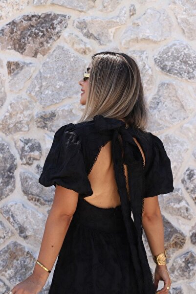 bytugcekaya Μαύρο φόρεμα με λεπτομέρεια δέσιμο στην πλάτη και κεντημένα λουλο...