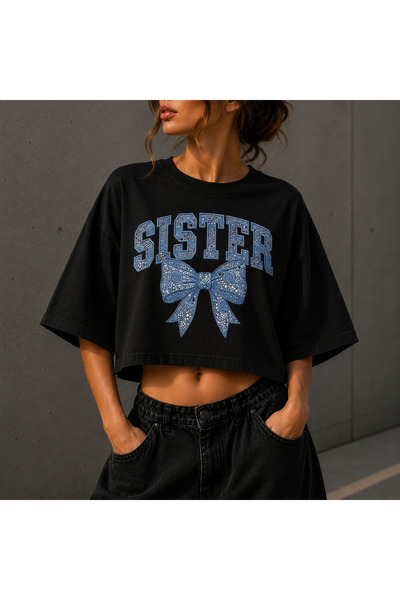 NUATEX تي شيرت نسائي قصير مطبوع عليه فيونكة زرقاء من Sister Yazılı باللون الأبيض