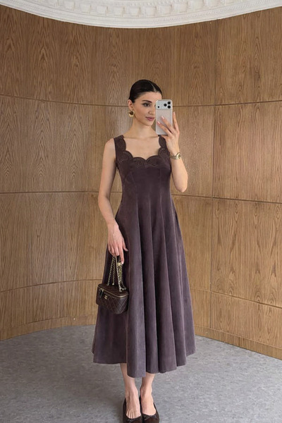 EGZOTİK ASORTİK Nakış Detaylı Scallop Yaka Midi Elbise