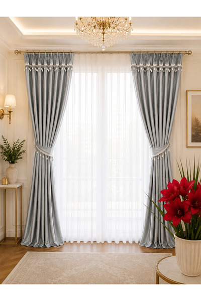 Liz Line Set doua draperii blackout, drapate cu ciucuri, accesorizate cu brid...