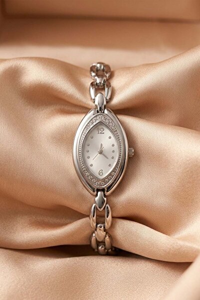 The Watch ساعة يد نسائية أنيقة من مينسا باللون الفضي وتفاصيل حجرية وعلبة بيضا...