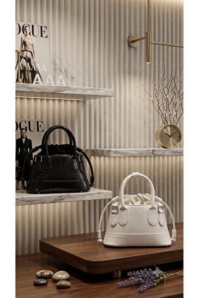 Luma Decor The woman's stylish handbag.