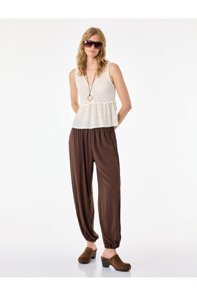 Koton Slim Fit Kolsuz V Yaka Düğmeli Dökümlü Peplum Kesim Dantel Bluz