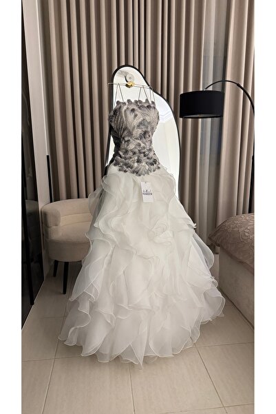Nareen Fashion Luxurious Evening Gown That Combines Elegance and Sparkle, wit...