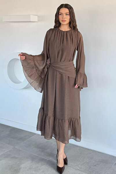 Aryena فستان نسائي بني مكشكش مع إكسسوارات وشاح بيري