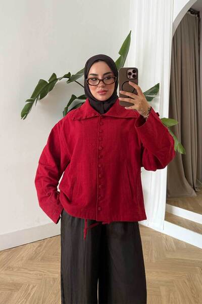 LOCCO سترة نسائية بتفاصيل ياقة وأزرار وجيوب مزدوجة من الكتان باللون الأحمر