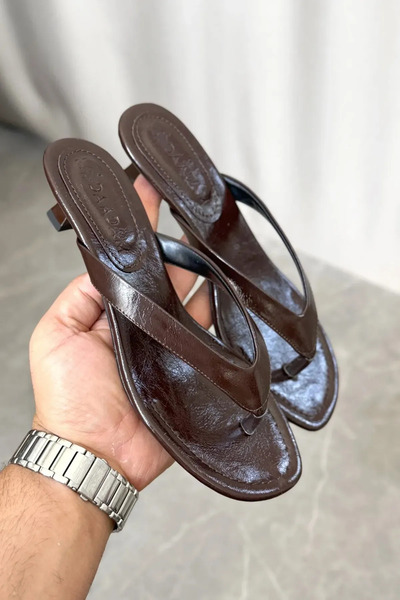 GOFFSHOES Papuci cu toc pentru femei Star Flip Flops - Maro - Piele lacuita