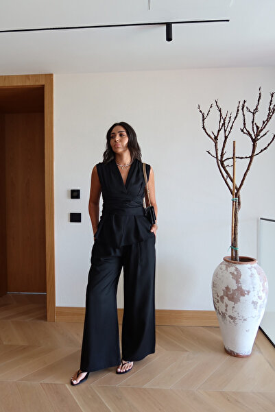 Özge Özgenç طقم بنطلون بلوزة مع تفاصيل جلد