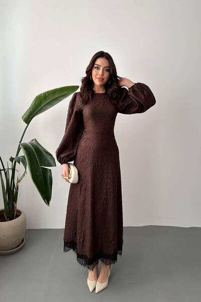 Clothes Fast فستان نسائي طويل بني اللون بتفاصيل منقوشة وحافة دانتيل وأكمام با...