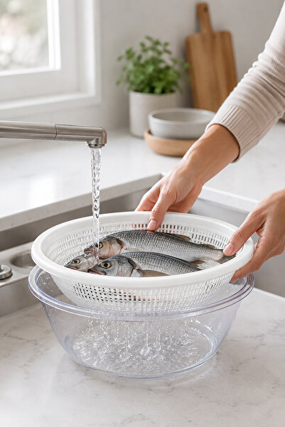 Akyüz Plastik 🥗   Transparent Plastic Strainer with Lid 32X32 cm – Vegetable Fruit Fish Washing Pasta Strainer