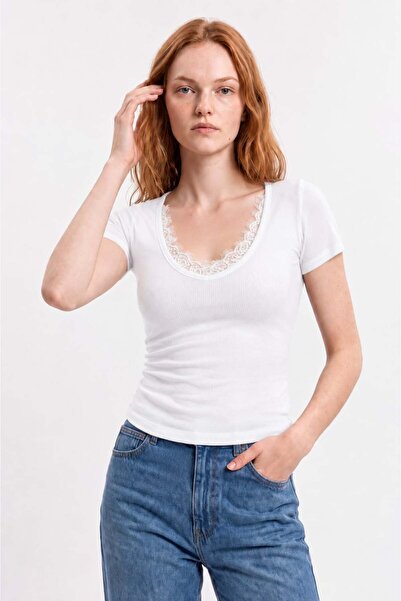 HAKKE Short Sleeve T-Shirt with Oval Lace Detail on the Collar