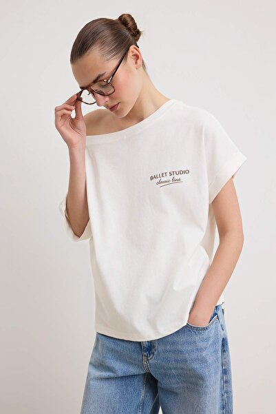 Συλλογή Trendyol Εκρού Πλεκτό T-Shirt με Σλόγκαν, Υπερμεγέθης, με Καγιάκ Γιακ...