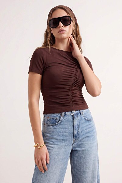 TRENDYOLMİLLA Kahverengi Fitted/Vücuda Oturan Kısa Kollu Yumuşak Örme Bluz TW...