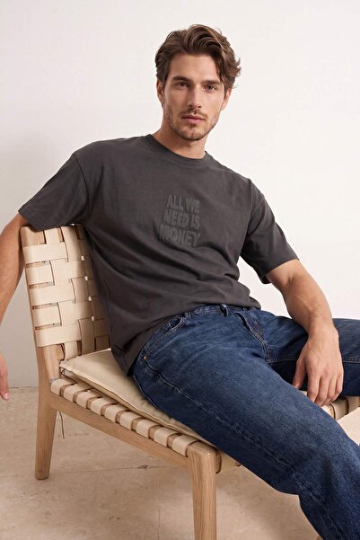 Trendyol Kollektion Anthrazitfarbenes Oversize/T-Shirt mit Slogan-Print TMNSS...