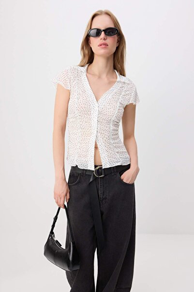 Trendyol Collection بلوزة متعددة الألوان منقطة بقصة ضيقة وياقة بأزرار وربطة ع...